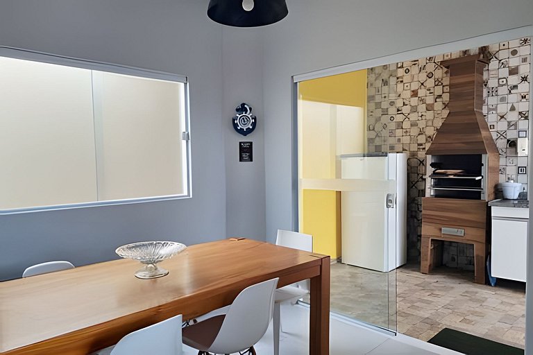 Casa com Piscina, Churrasqueira e Ótima localização