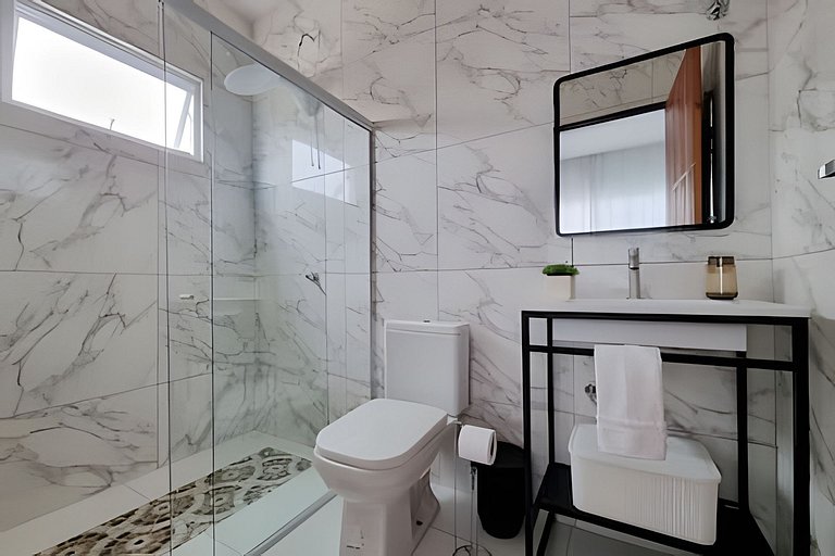 Casa com Piscina, Churrasqueira e Ótima localização