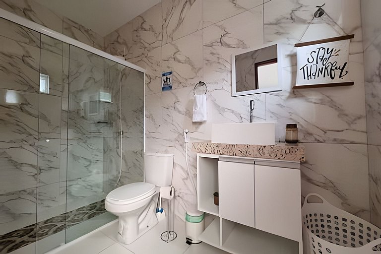 Casa com Piscina, Churrasqueira e Ótima localização