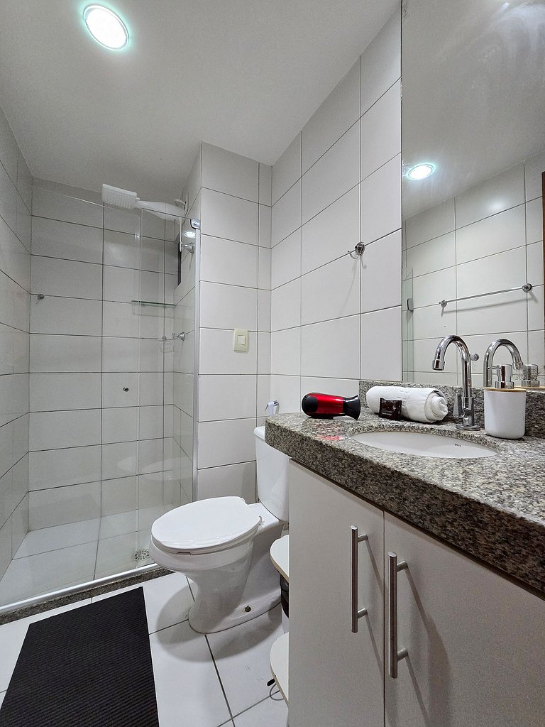 Apto com excelente localização e piscina no topo