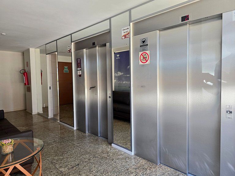 Apto com excelente localização e piscina no topo